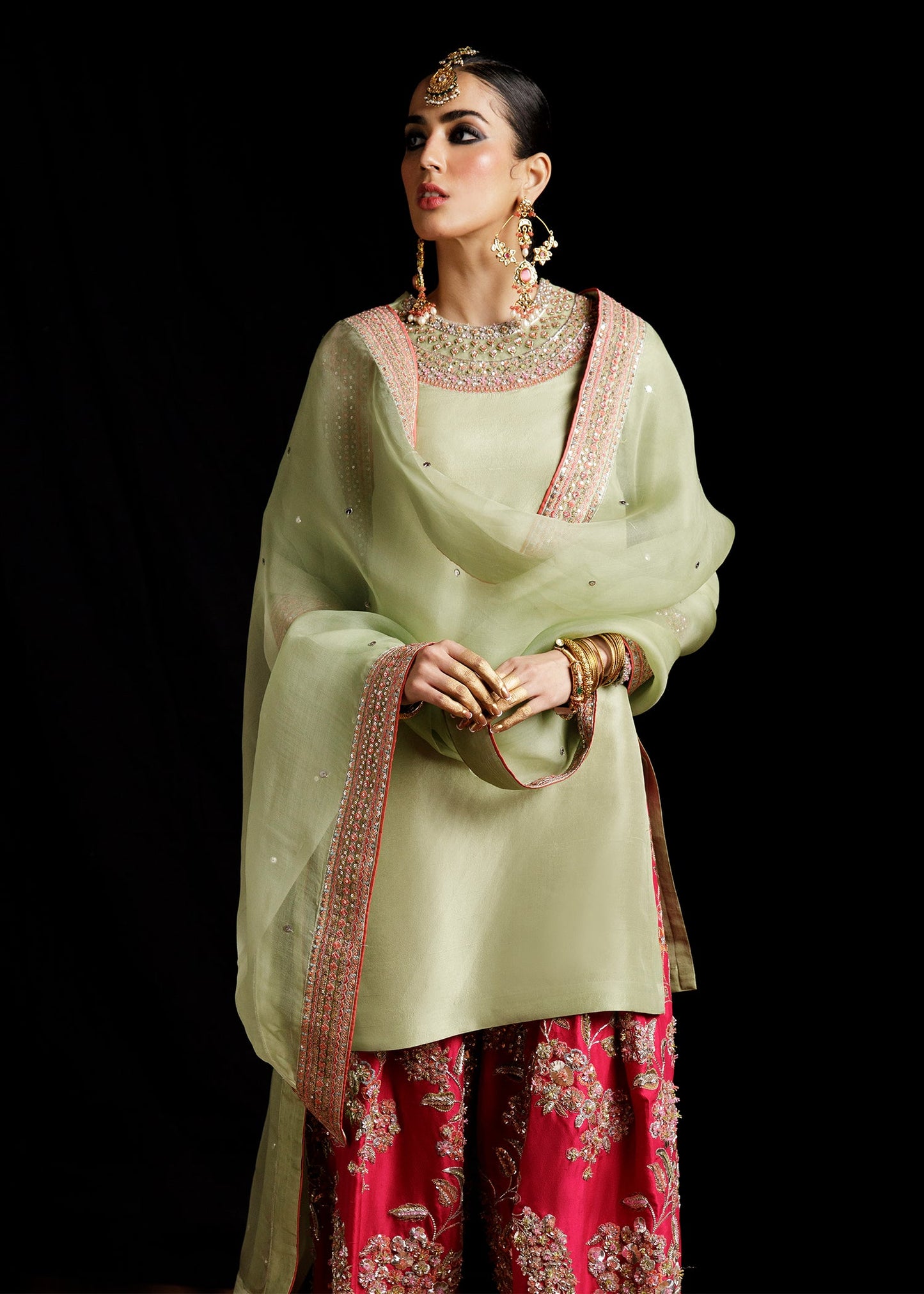 Doron mehndi suit by Hussain Rehar - close up